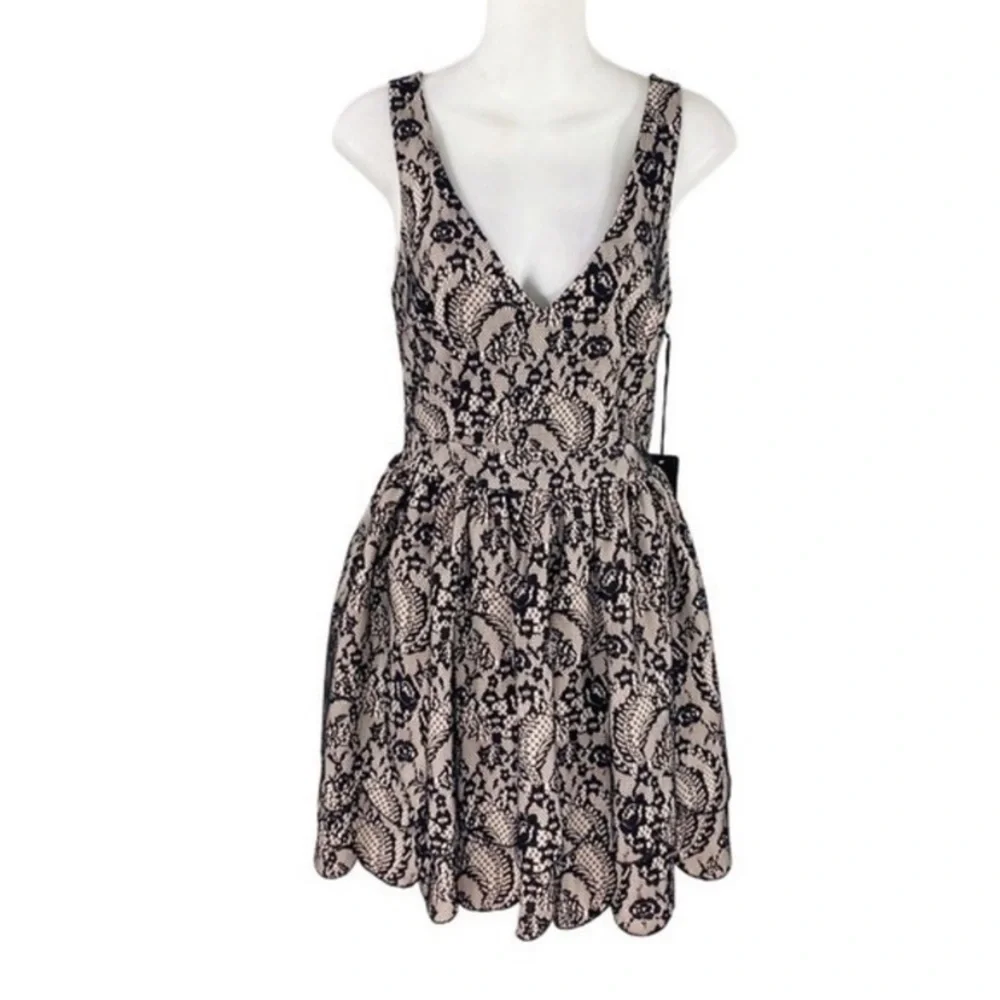 NWT Bebe bonded tiered black nude lace flare dress 8 MM30
